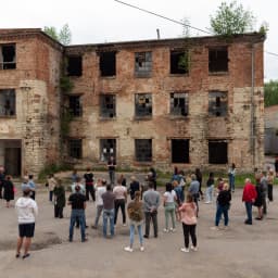 budova archy + náměstíčko